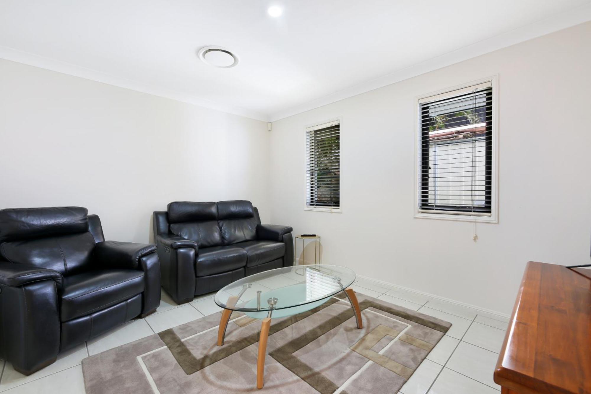 Glorious 5-bed Amidst Nature In Burleigh Heads Holiday home *