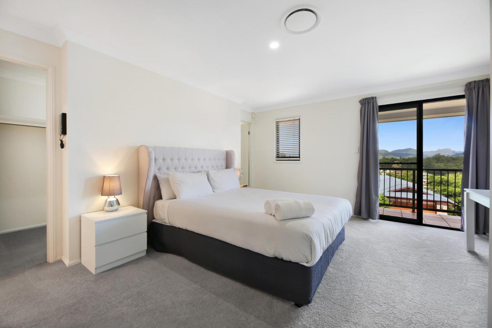 Glorious 5-bed Amidst Nature In Burleigh Heads Holiday home *