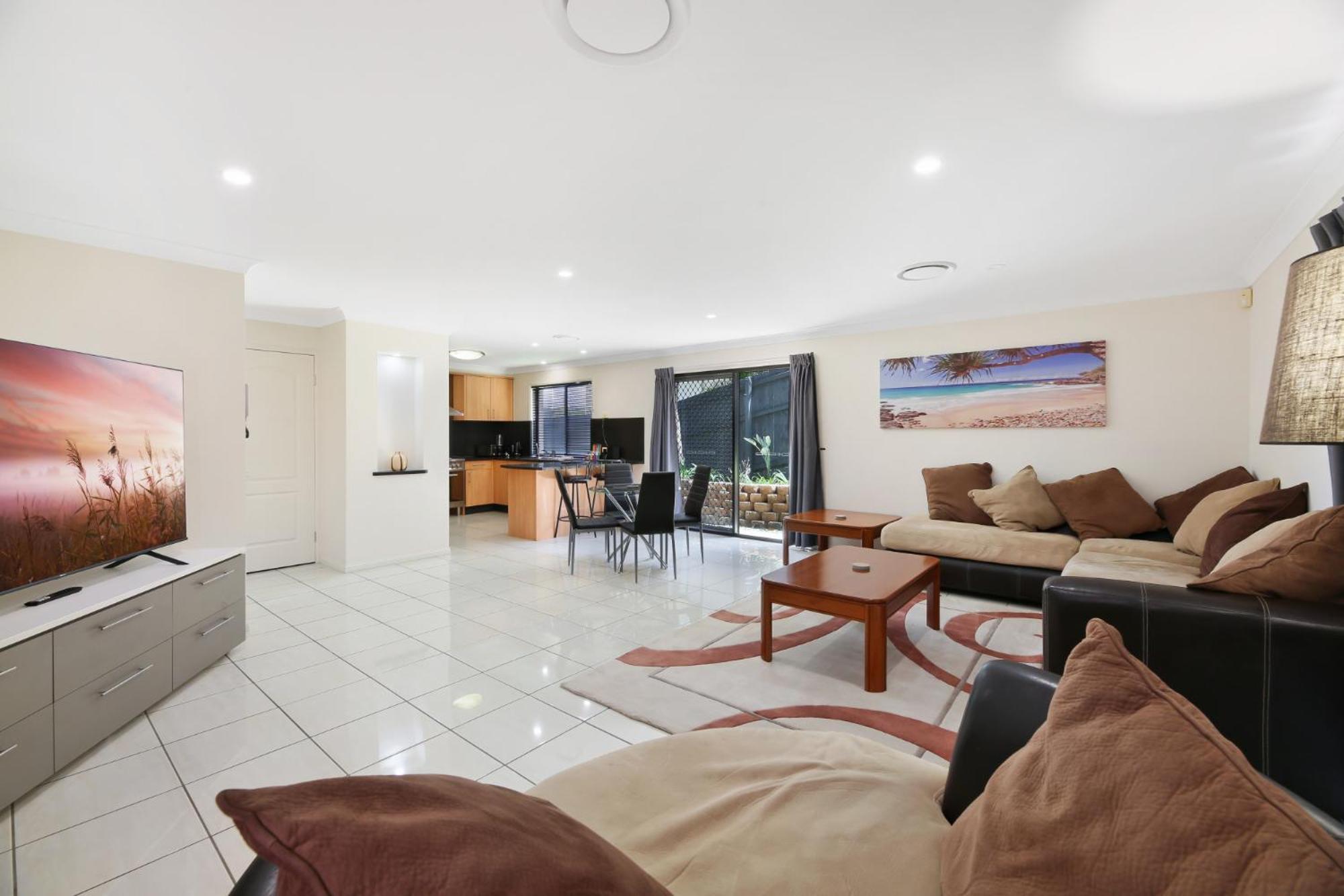 Holiday home Glorious 5-bed Amidst Nature In Burleigh Heads *
