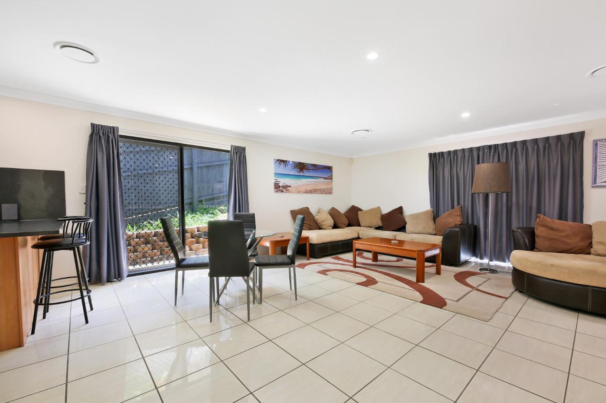 Glorious 5-bed Amidst Nature In Burleigh Heads Holiday home *