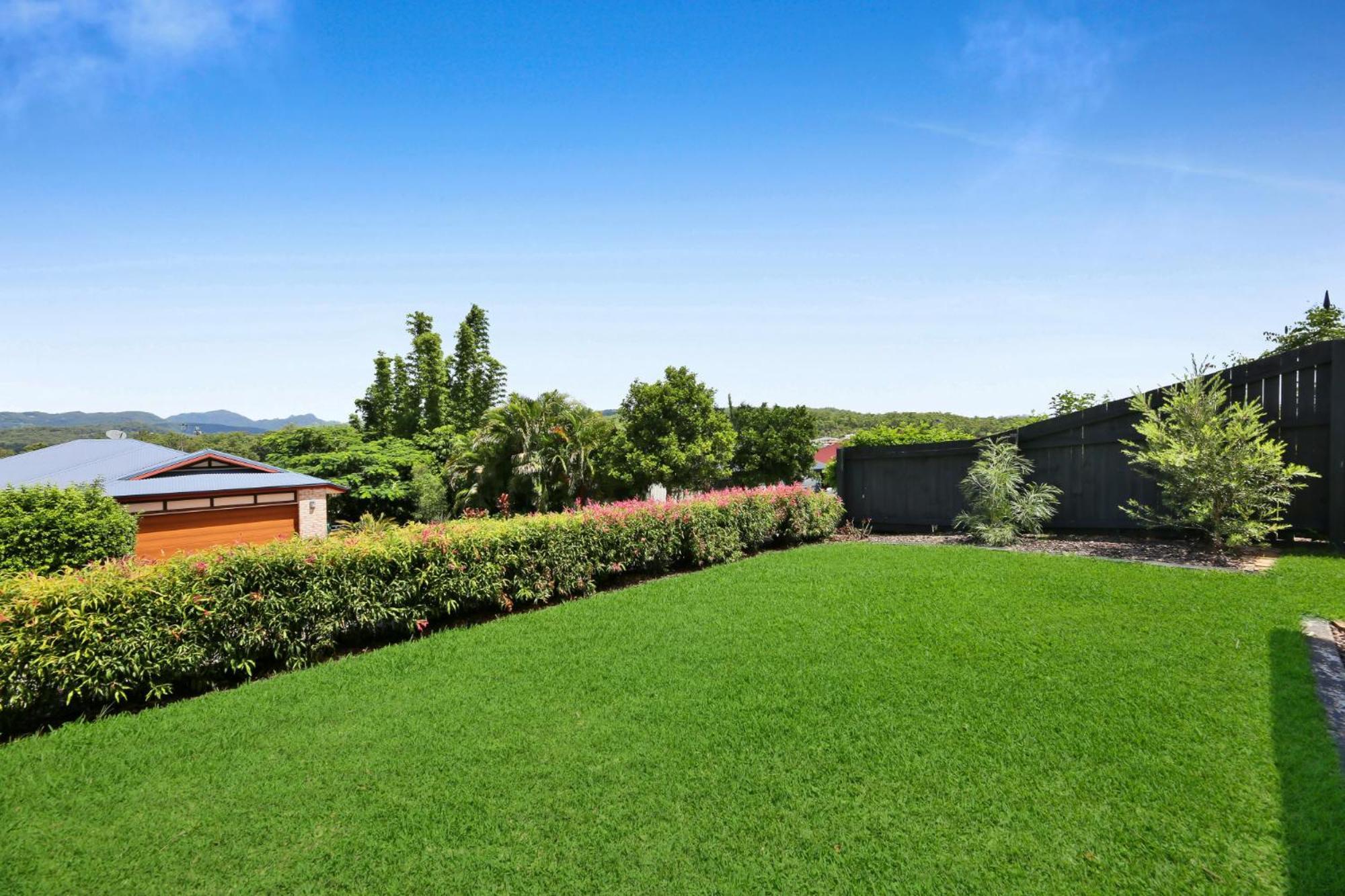 Glorious 5-bed Amidst Nature In Burleigh Heads Holiday home *
