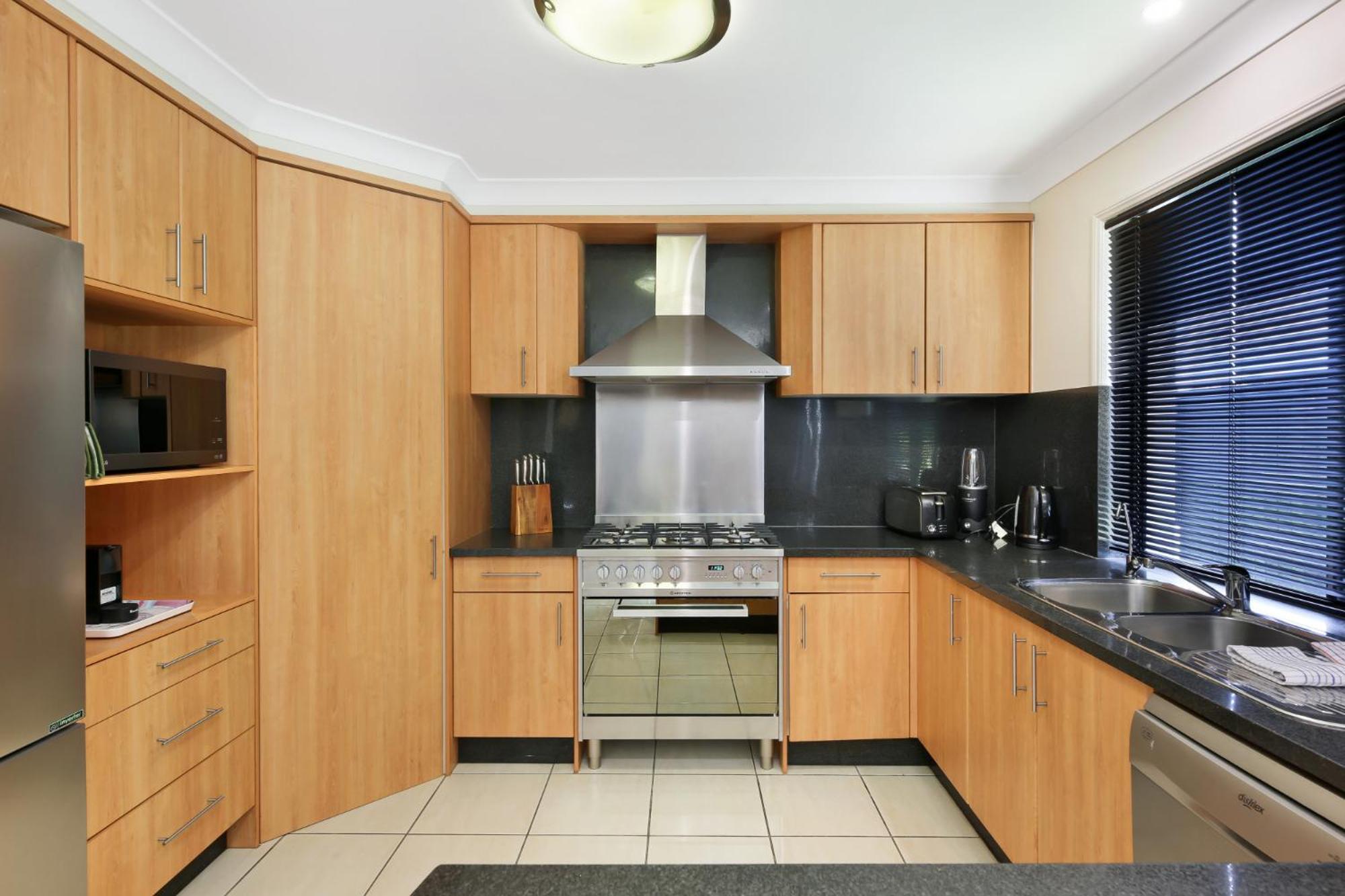 Holiday home Glorious 5-bed Amidst Nature In Burleigh Heads *