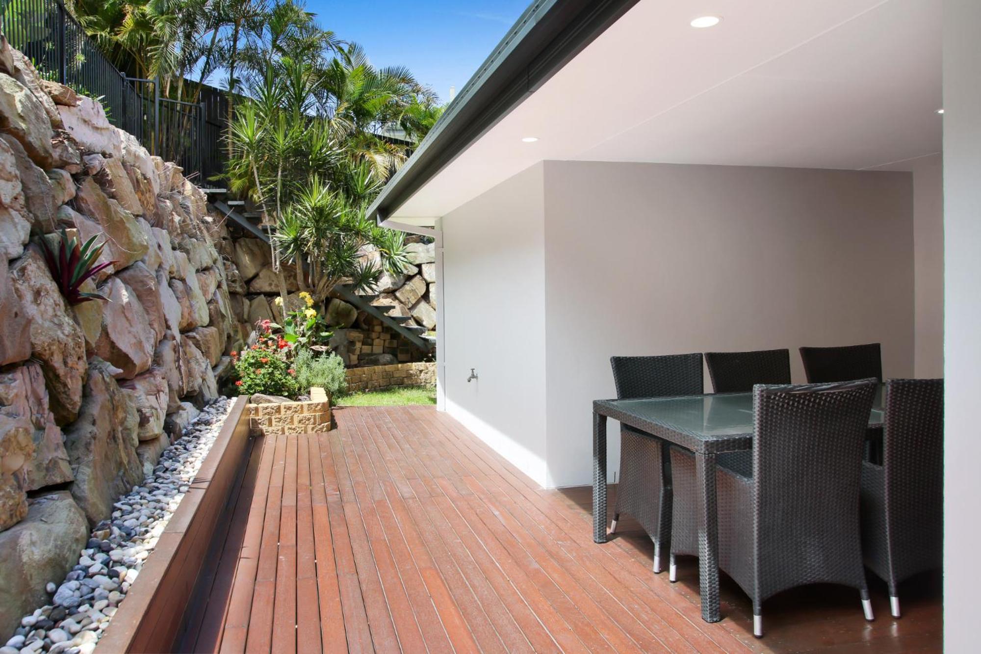Glorious 5-bed Amidst Nature In Burleigh Heads Holiday home